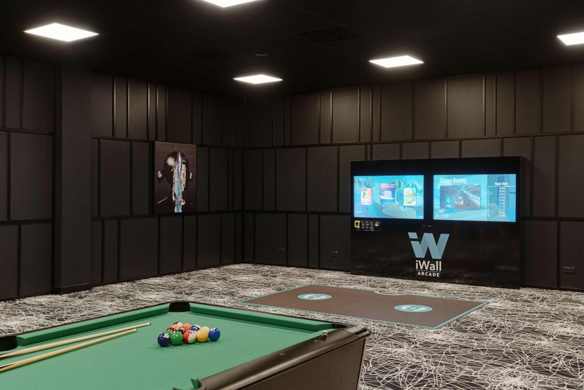 Radisson Blu Resort & Conference Center, Ostroda Mazury Ngoại thất bức ảnh A pool table with a wall mounted TV
