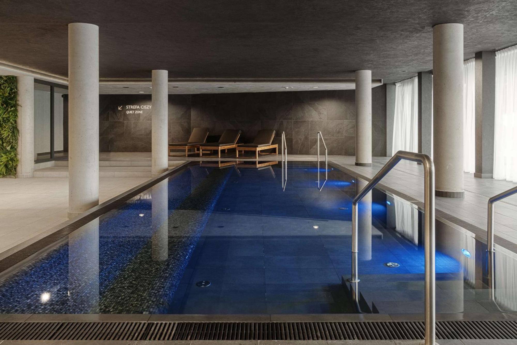Radisson Blu Resort & Conference Center, Ostroda Mazury Ngoại thất bức ảnh The swimming pool at the hotel